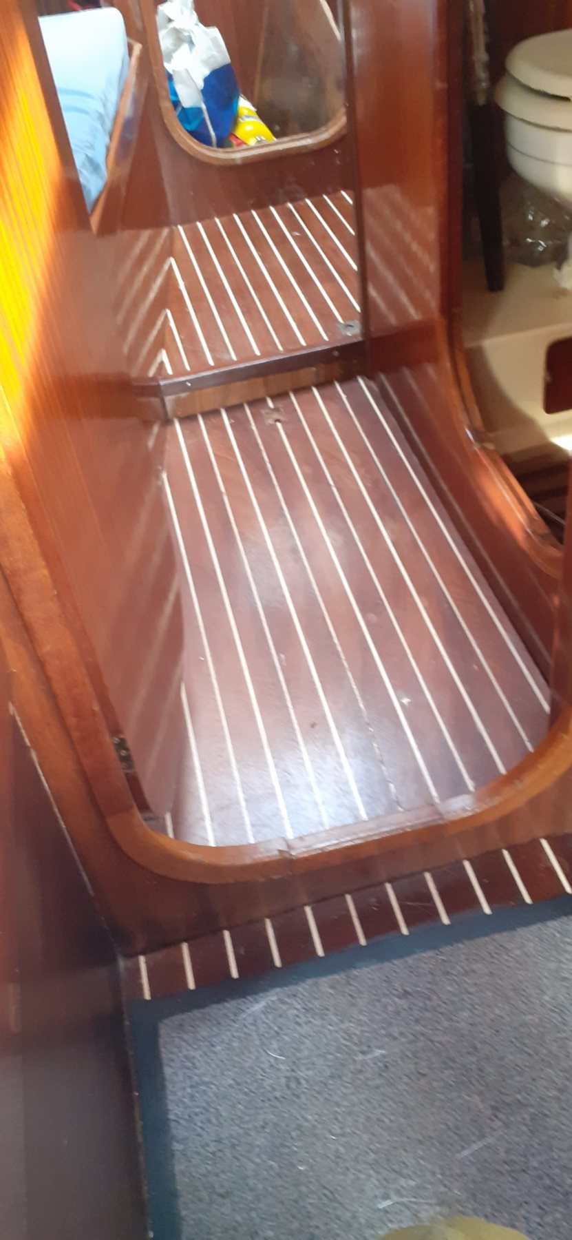 Pasillo interior y acabados de madera