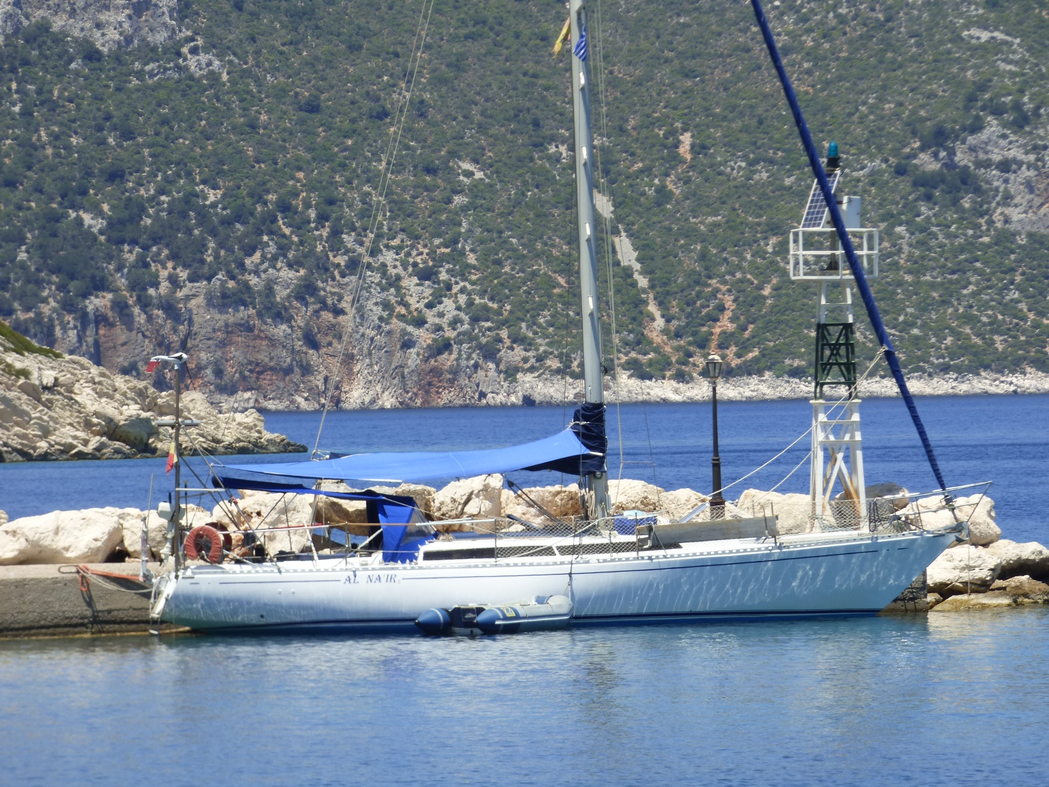 Northwind 40 navegando y fondeado frente a una costa mediterránea